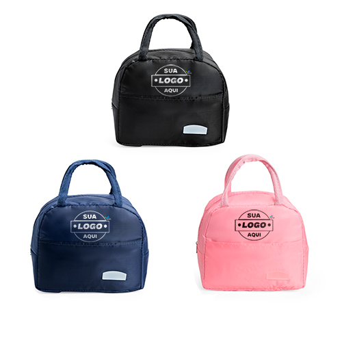 Bolsa térmica leve  confeccionada em oxford impermeavel e capacidade maxima de 5 litros. Possui revestimento interno em folha de aluminio, o que oferece a conservação da temperatura de alimentos e bebidas por mais tempo. Conta também com bolso forntal com plaquinha fixa em plastico e par de alças em nylon para trasnporte.

Altura :  20 cm

Largura :  21 cm

Profundidade :  10 cm

Medidas aproximadas para gravação (CxL):  1 cm x 4 cm
